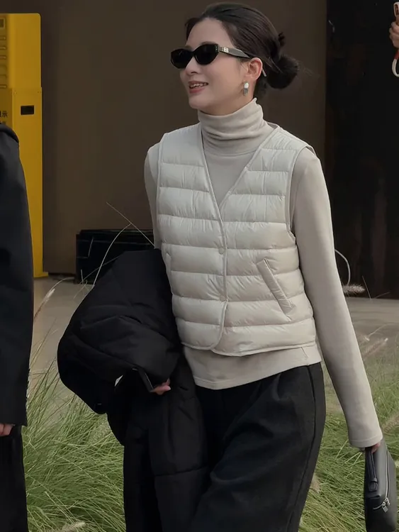 冬季新款羽绒小马夹背心女款内穿搭白鸭绒轻薄款时尚潮流新款女