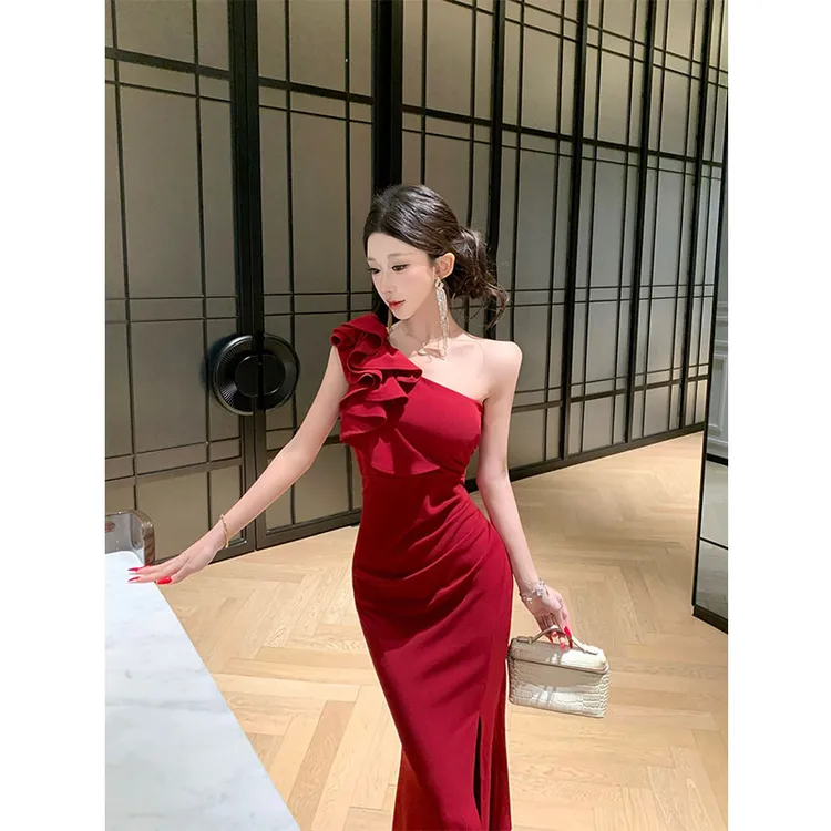 2025冬季新款气质名媛风高级感收腰显瘦单肩开叉性感晚礼服连衣裙