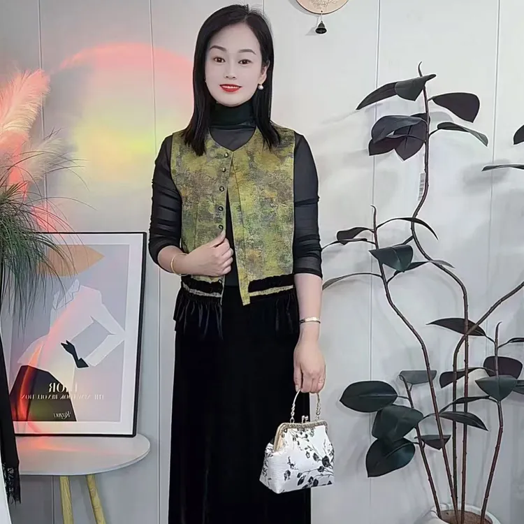 新款早秋提花缎面拼接重工无袖马甲穿搭款式