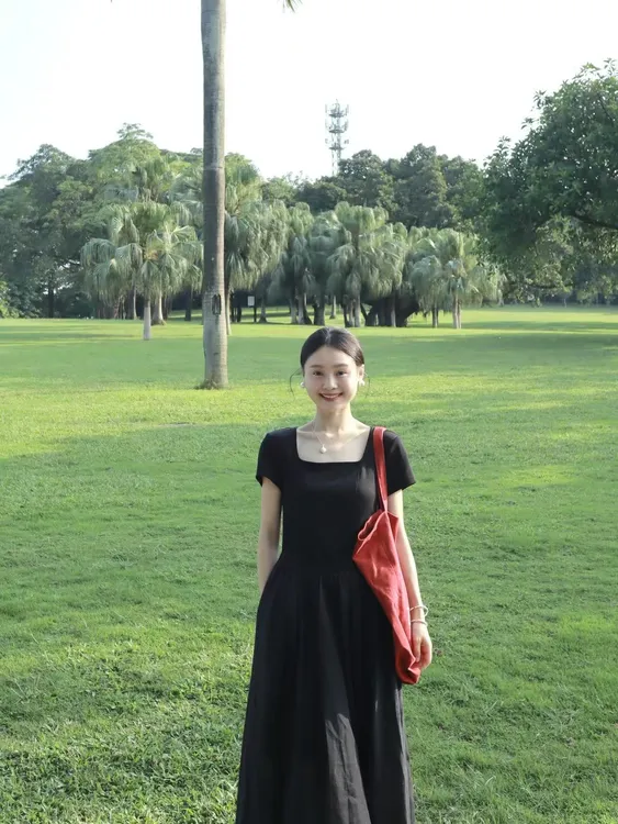 2025夏季新品法式气质高级感方领拼接短袖连衣裙女气质小黑裙