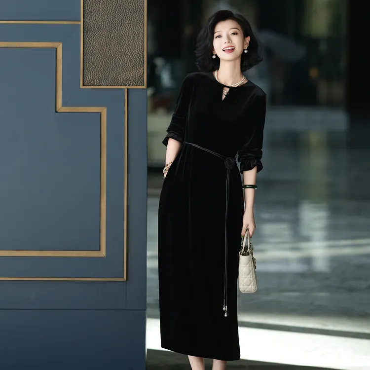 西子/【暗夜玫瑰】高级设计感圆领丝绒黑色连衣裙/CQBH2278