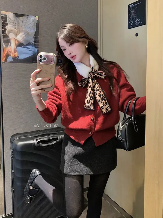 氛围感豹纹丝巾毛毛领针织衫女秋冬季韩版洋气简约圆领显瘦开衫