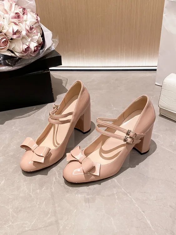 小圆头蝴蝶结高跟鞋女2025年新款浅口一字带扣裸色粗跟百搭公主鞋