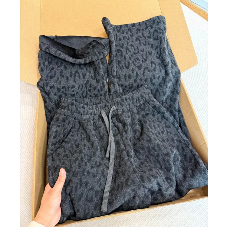 时髦豹纹垂感加绒阔腿裤2025冬季新款梨型身材宽松显瘦直筒休闲裤