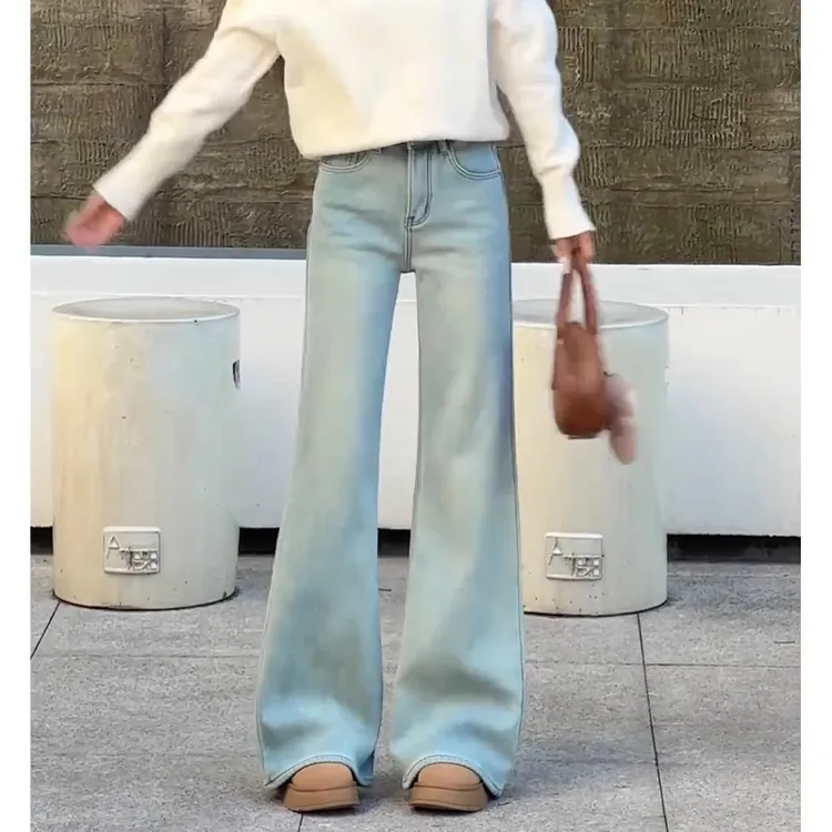 浅蓝色不贴腿加绒微喇牛仔裤女2025秋冬季新款高腰窄版阔腿喇叭裤