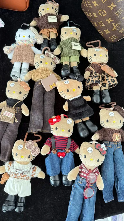 出圈黑皮长腿kt二创可爱包包挂件钥匙扣饰品毛绒小玩偶