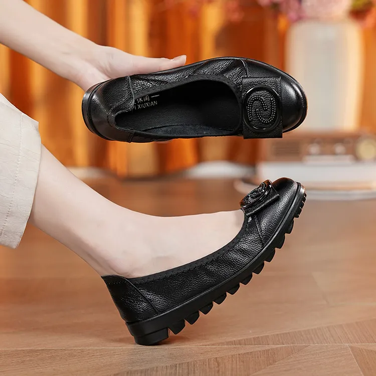 妈妈皮鞋真皮软底防滑洋气老年奶奶鞋黑色平底气质单鞋久走不累脚