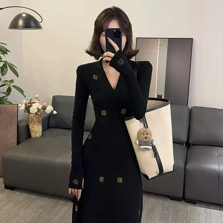 纯欲辣妹烫钻V领长袖连衣裙女秋冬季新款收腰显瘦高级感A字打底裙