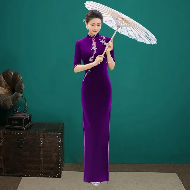 紫色丝绒旗袍2025夏季新款复古导师团体走秀旗袍刺绣长款演出服女