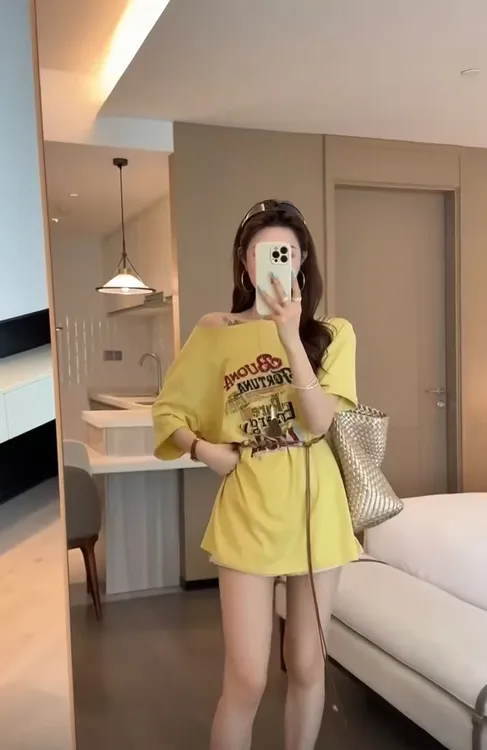 斜肩印花短袖T恤夏季女掐腰设计感配休闲宽松短裤两件套