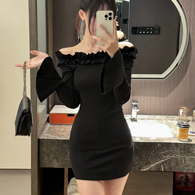 2025秋季纯欲一字肩包臀裙子性感收腰荷叶边喇叭袖红色露肩连衣裙