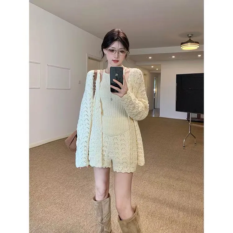 早秋新款休闲穿搭镂空开衫时尚针织套装女冬季毛衣长袖短裤三件套