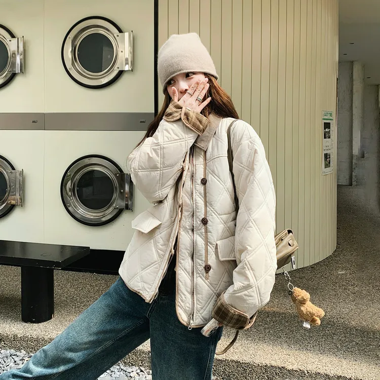 米白色慵懒学院风轻薄菱格羽绒服女2025冬季新款保暖通勤韩系外套