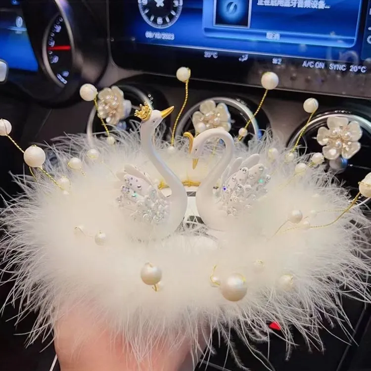 情侣天鹅车内车载摆件2025新款女士创意汽车上中控台