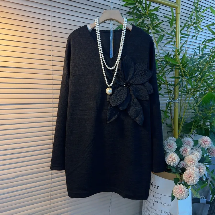 胖妹妹欧货时尚纯色V领立体花朵订珠宽松遮肉设计感套头针织衫