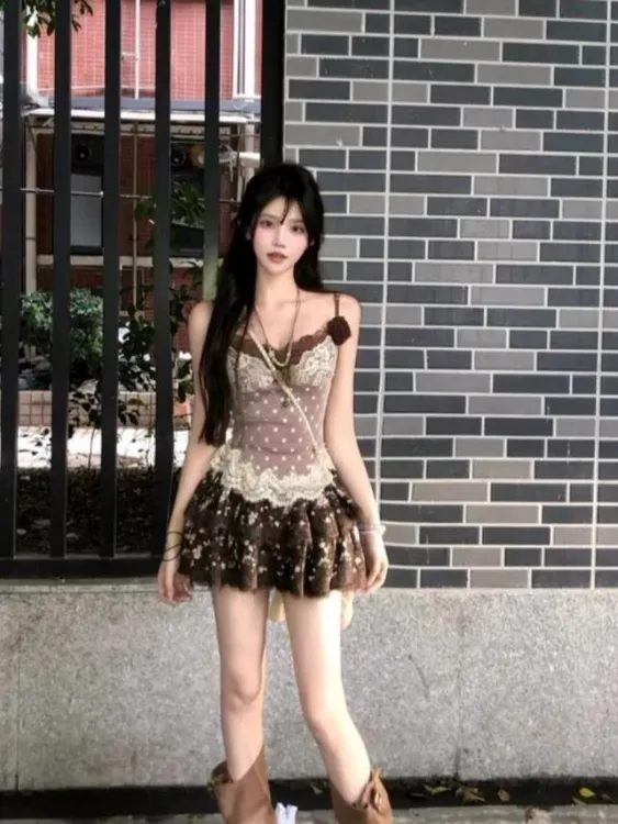 夏季复古度假风套装裙纯欲风棕色拼接蕾丝吊带上衣碎花短裙两件套