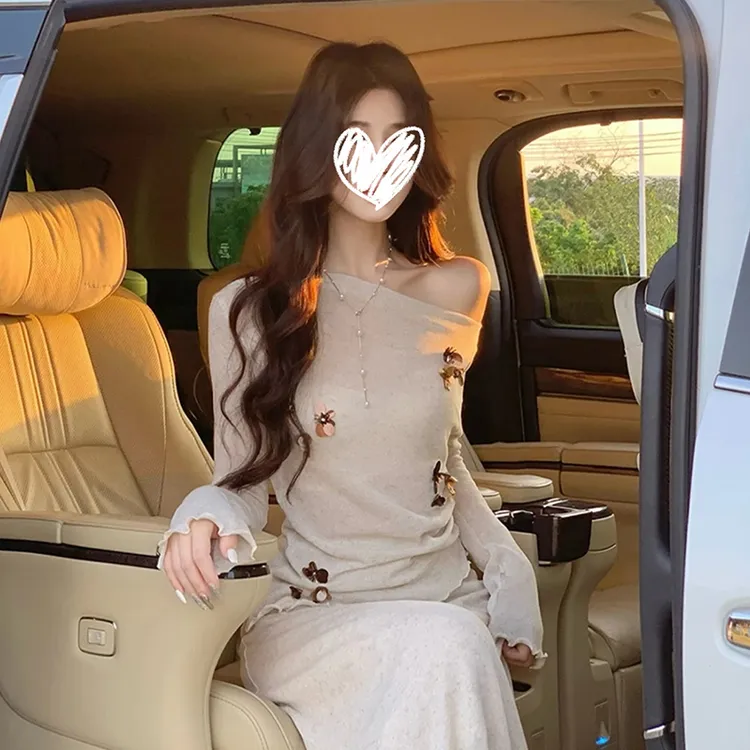 【月落白】早秋一字肩立体花收腰微透上衣垂感A字伞裙长裙两件套