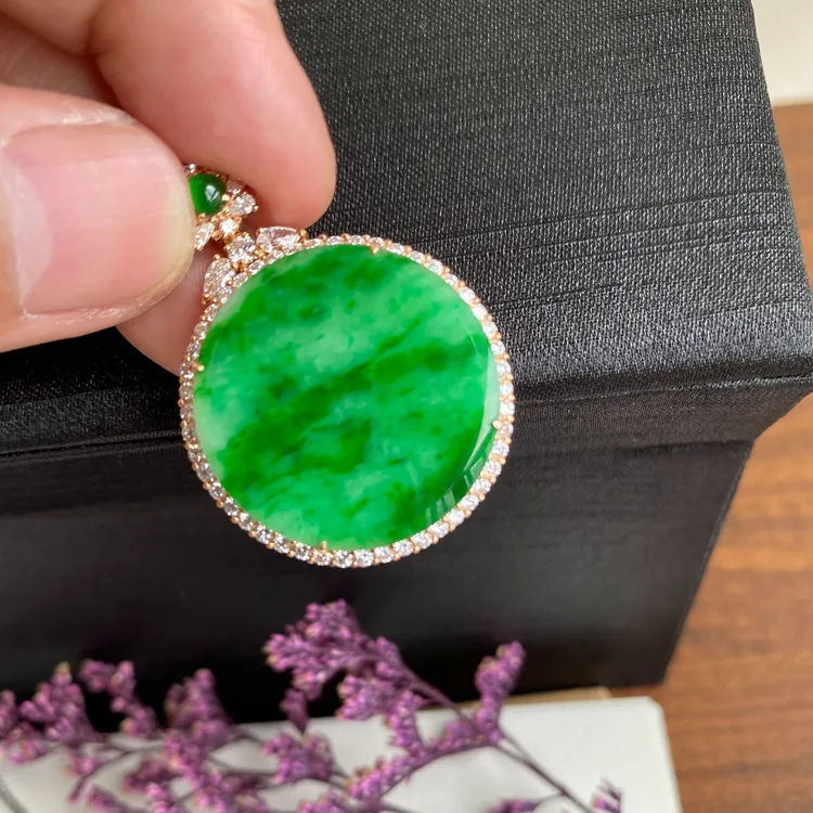 天然老坑A货翡翠18K金镶嵌满绿阳绿无事牌吊坠