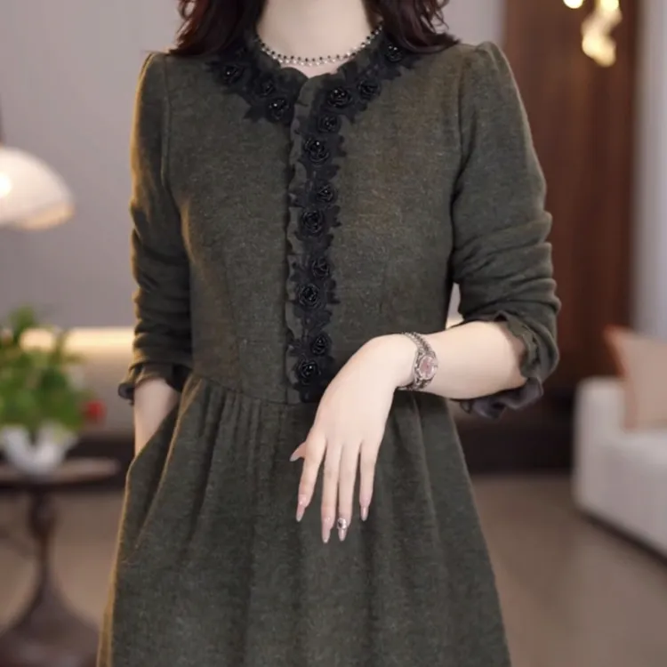 高级雪花绒花朵装饰洋气优雅连衣裙2025秋冬打底新款保暖修身裙子