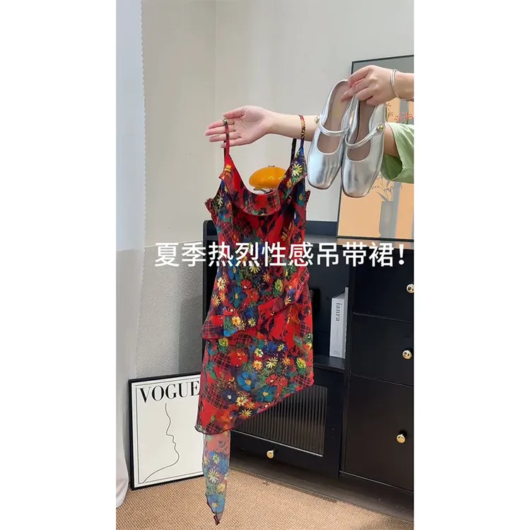 夏日海边沙滩度假风吊带连衣裙2025新款复古性感甜辣不规则短裙子