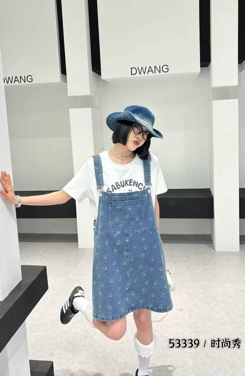 300斤大码牛仔凯迪猫背带裙+字母纽扣半袖