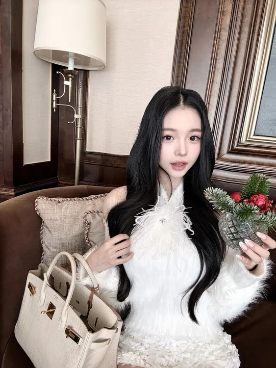 【练习生女友】高级感气质毛毛花瓣露肩针织上衣女2026新款显瘦短裤