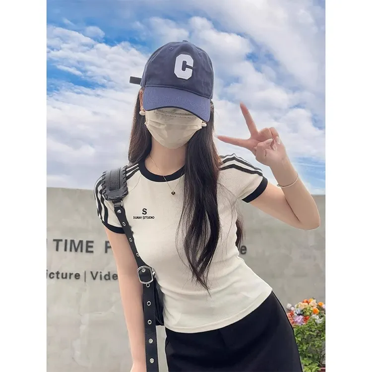 三条扛撞色正肩圆领短袖恤女辣妹收腰显瘦刺绣白色短款上衣夏时尚