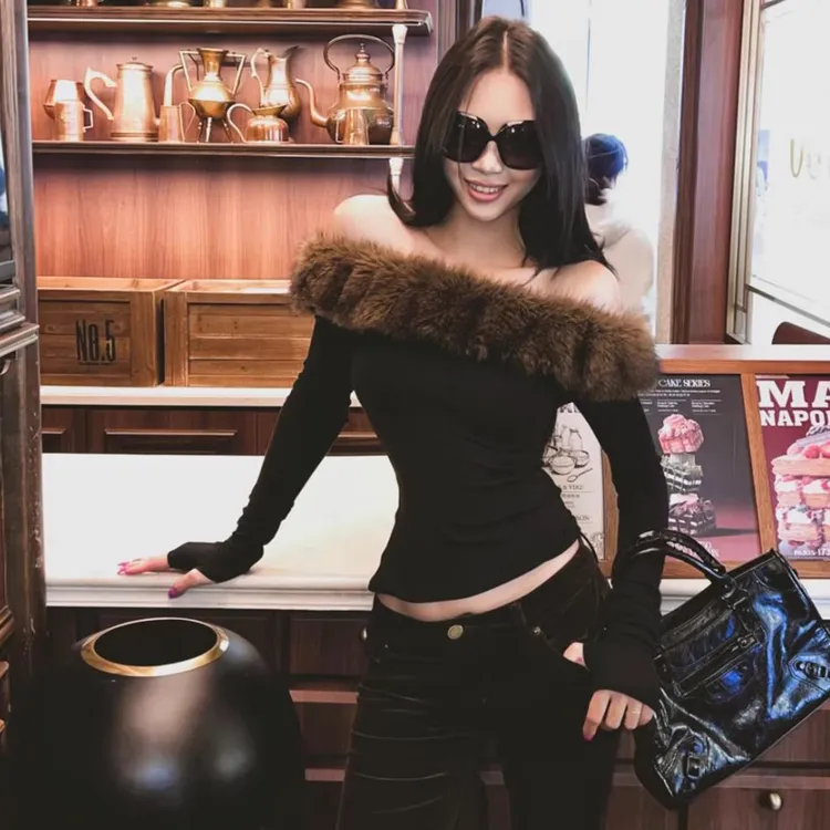 香肩反叛纯欲辣妹风修身毛毛领一字露肩长袖T恤上衣