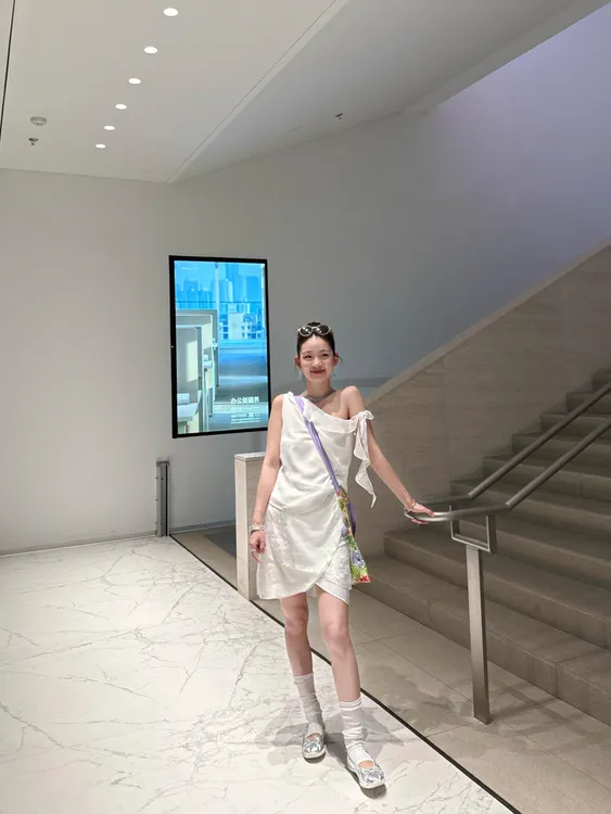 2025夏季新款设计感韩系简约气质白色温柔风斜肩背心百搭半裙套装
