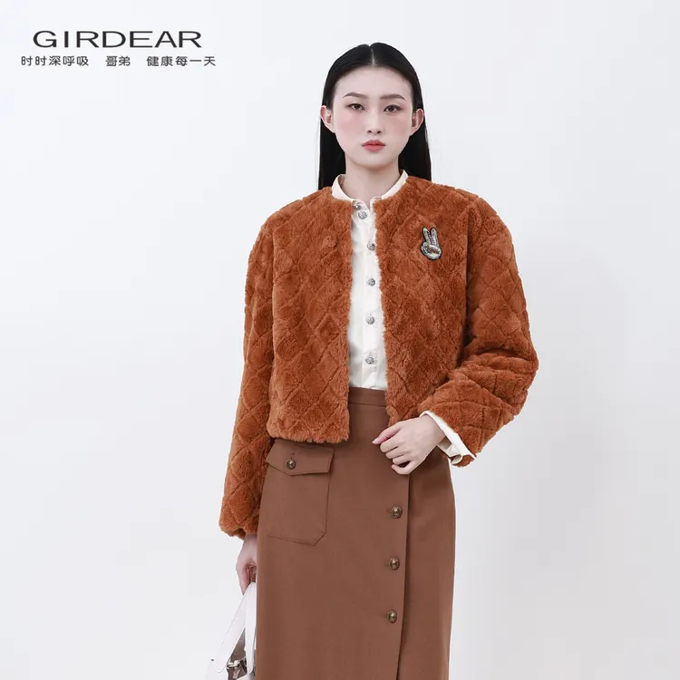 哥弟/GIRDEAR 新款法式复古松弛感菱格百搭保暖毛绒短外套140047