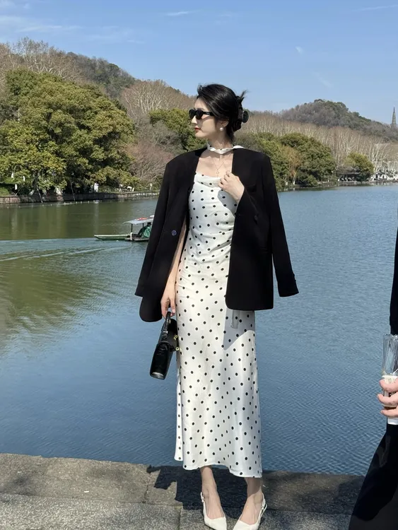 2025春季韩系黑色高级感西装外套女搭配波点吊带连衣裙气质两件套