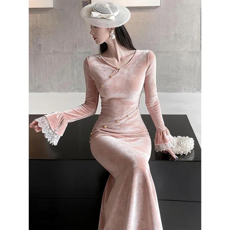 裙子新中式国风松弛感穿搭巨好看大方得体贵气粉色丝绒拼接连衣裙