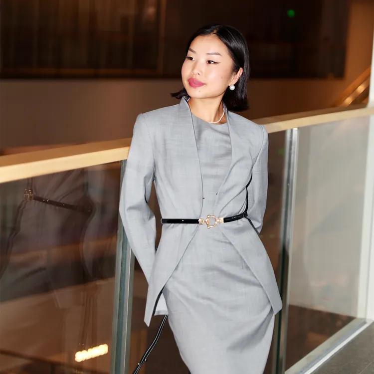 初剪羊毛灰色不规则燕尾摆设计感女士外套