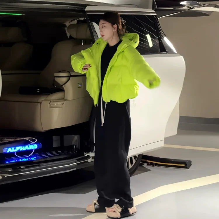 欧货高级感荧绿色连帽棉服女2025冬新款小个子加厚短款面包服外套