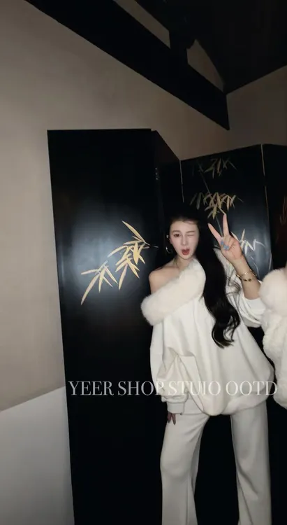YEER·SHOP【美神降临~】爷儿冬日时尚百搭新款白色拉肩毛领卫衣套装