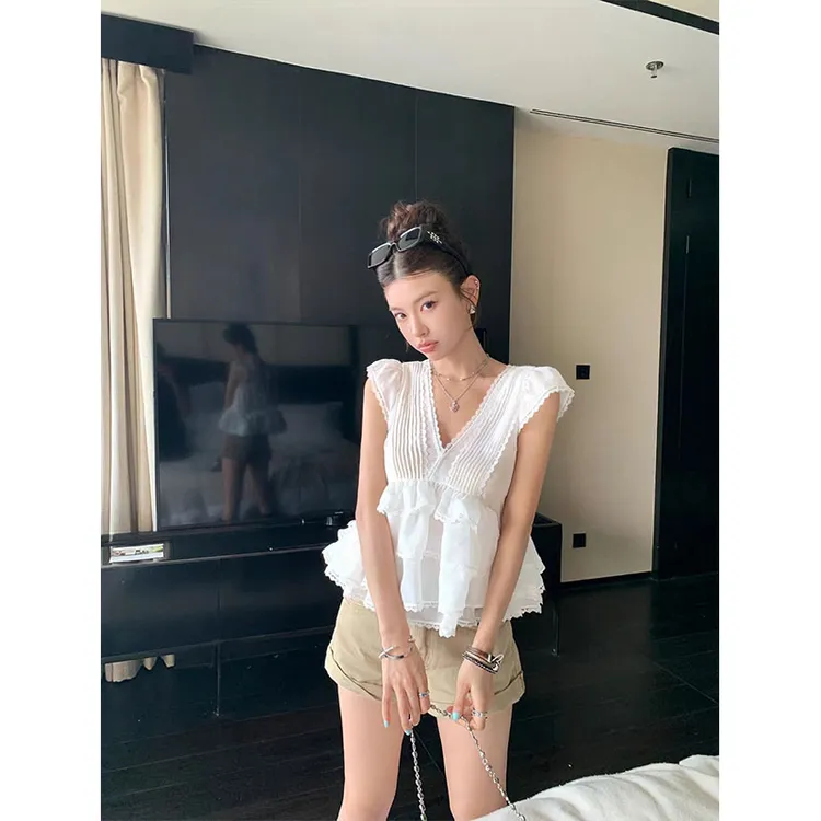 温柔风气质小个子洋气辣妹白色V领背心上衣时尚复古百搭休闲短裤