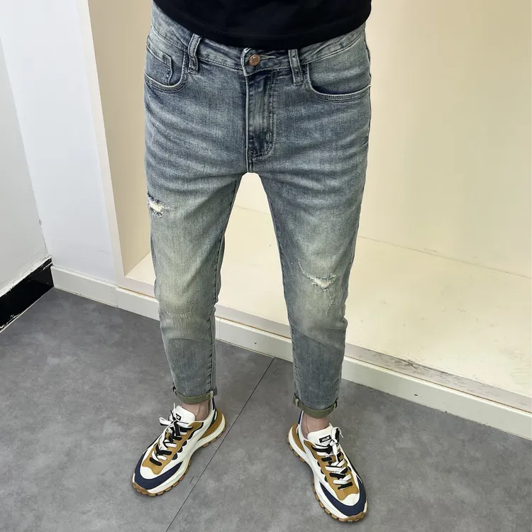 夏季新款刺绣浅蓝色假破洞修身小脚男士牛仔裤时尚百搭潮流痞帅