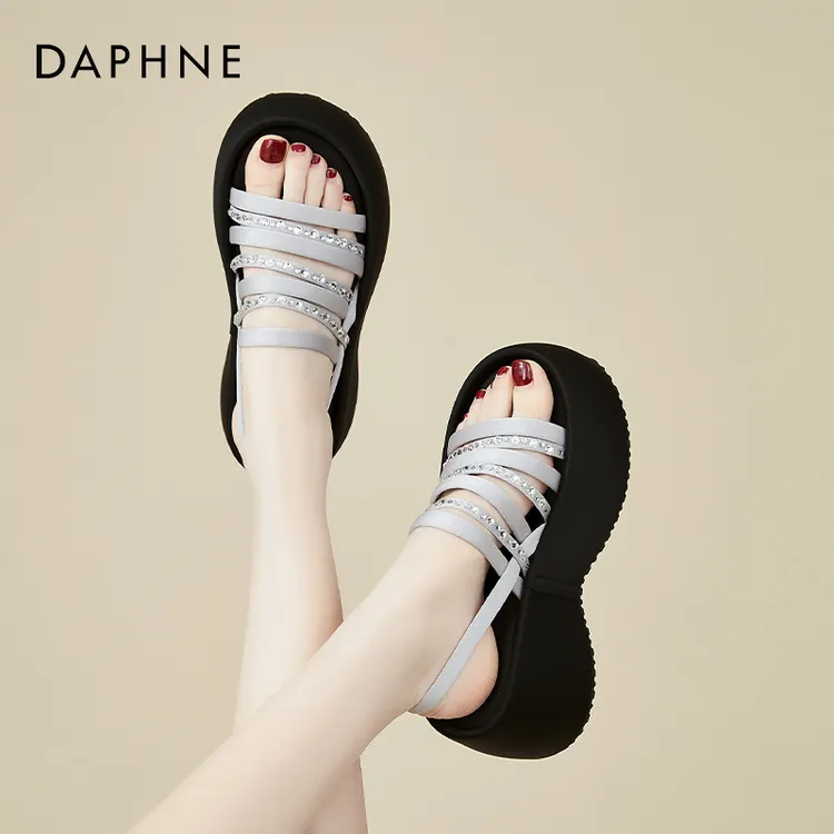 达芙妮水钻绑带露趾凉鞋女2025夏季新款软底百搭一脚蹬罗马沙滩鞋