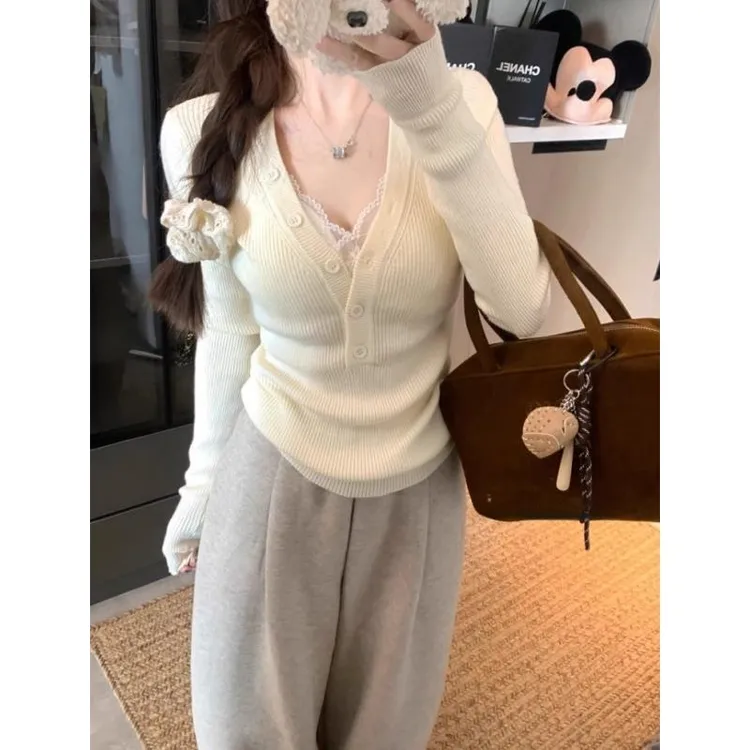 别致辣妹V领纽扣设计感打底上衣女春季纯欲风显瘦内搭针织衫毛衣