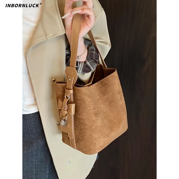 高级感麂皮绒包包女2025新款时尚百搭单肩包大容量通勤斜挎水桶包