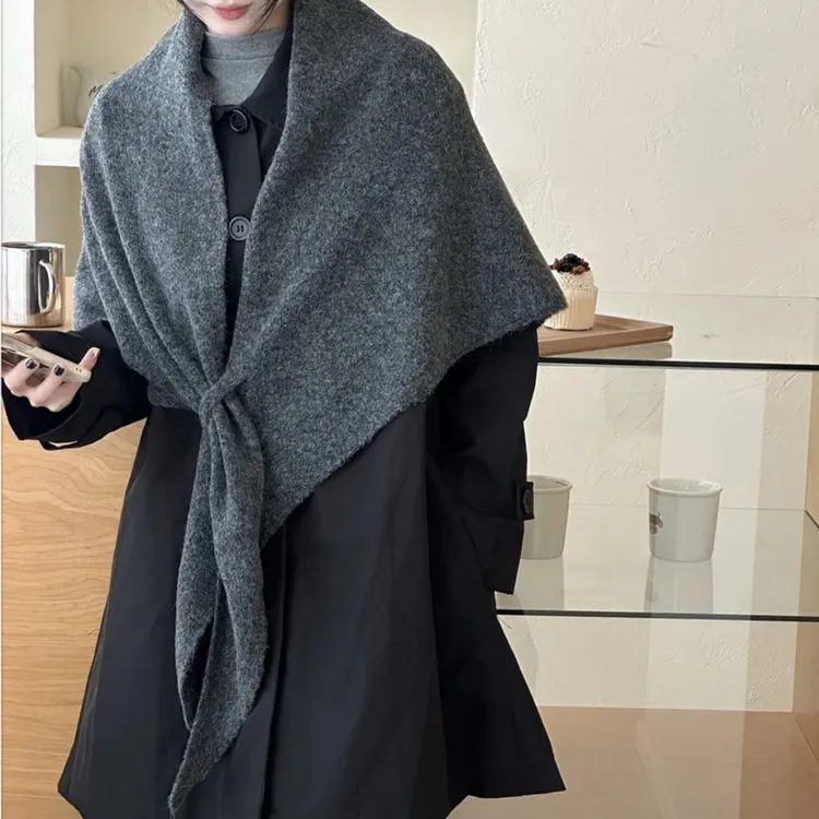 气质三角披肩秋冬外搭新款羊毛混纺女士简约围巾百搭纯色时尚款