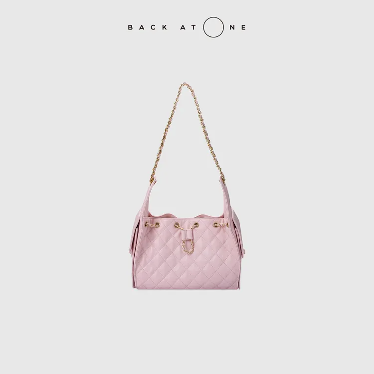 BACKATONE“粉黛绮梦”小香系列菱格链条抽带水桶包 BFF-8FM725K-K