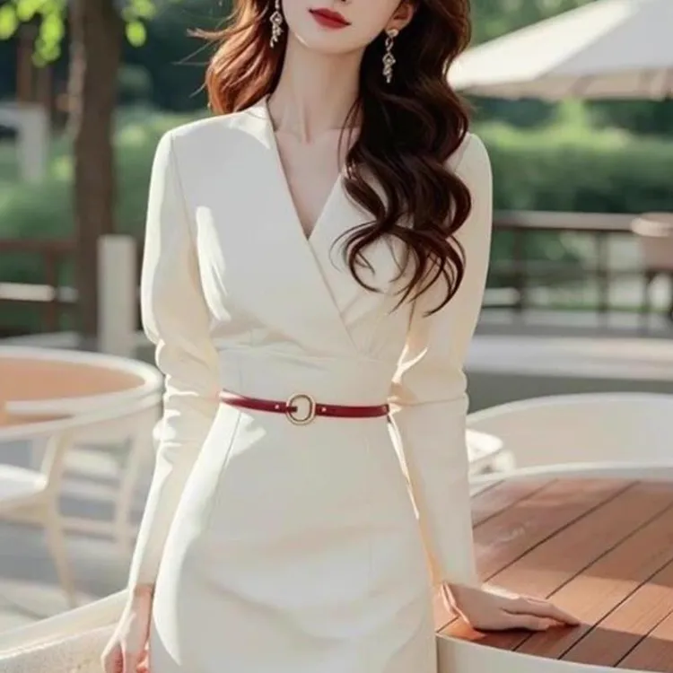 白色连衣裙轻熟优雅时尚气质轻奢法式西装通勤女收腰秋冬新款裙子