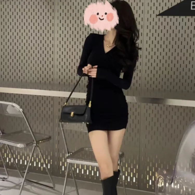 V领收腰褶皱长袖包臀连衣裙秋冬修身显瘦辣妹设计感纯欲黑色