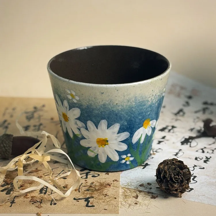 手工手绘蓝底小雏菊茶杯高温釉下彩紫砂泥陶瓷家用猪口杯咖啡杯