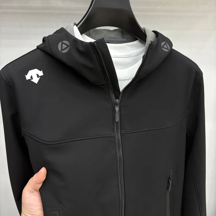 【专柜同款】迪桑家纯色连帽夹克时尚户外运动情侣款软壳冲锋衣外套