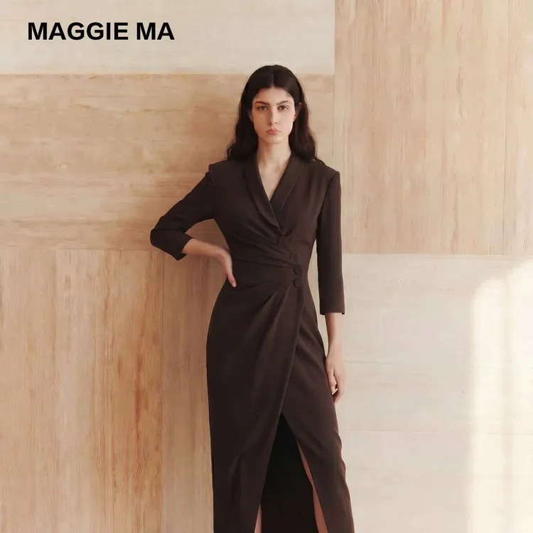 MAGGIE MA马婧设计师款摩卡棕青果领扭结连衣裙291D