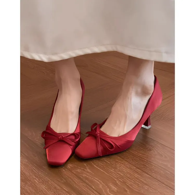 红色方头绸缎蝴蝶结秀禾细跟单鞋女2025秋冬新中式浅口高跟鞋婚鞋