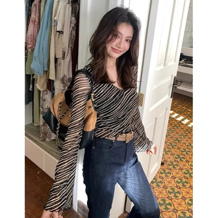 大码斑马纹v领长袖t恤女早秋修身轻熟御姐穿搭设计感防晒罩衫上衣
