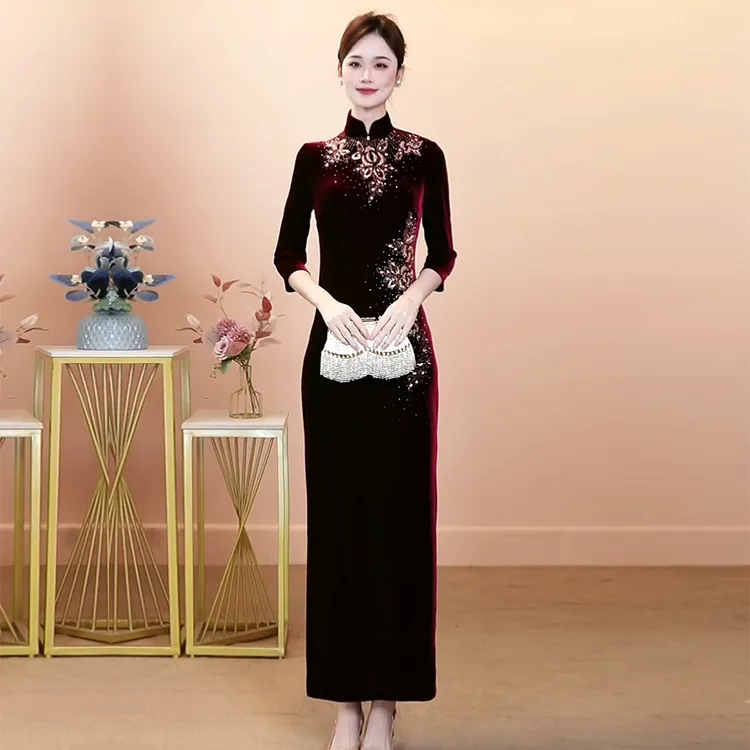 2025新款酒红色喜婆婆礼服喜妈妈婚宴高端丝绒旗袍改良式中国风